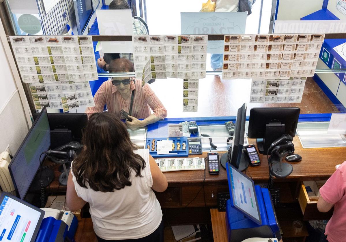 Una mujer compra un décimo para la Lotería de Navidad.